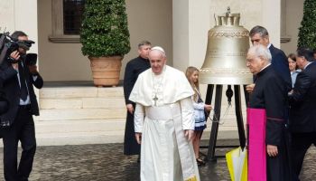 Papież Franciszek błogosławi dzwon „Głos nienarodzonych”