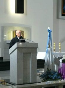 prof. Bogdan Chazan stojący przy ambonce w kościele