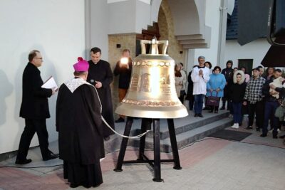 Obrazek dekoracyjny wpisu: Die Glocke „Stimme der Ungeborenen“ in der Ukraine von Papst Franziskus gesegnet