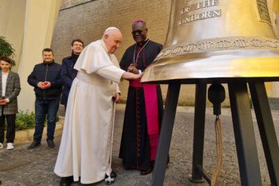 Obrazek dekoracyjny wpisu: Papież Franciszek poświęcił kolejny dzwon z Polski „Głos Nienarodzonych”
